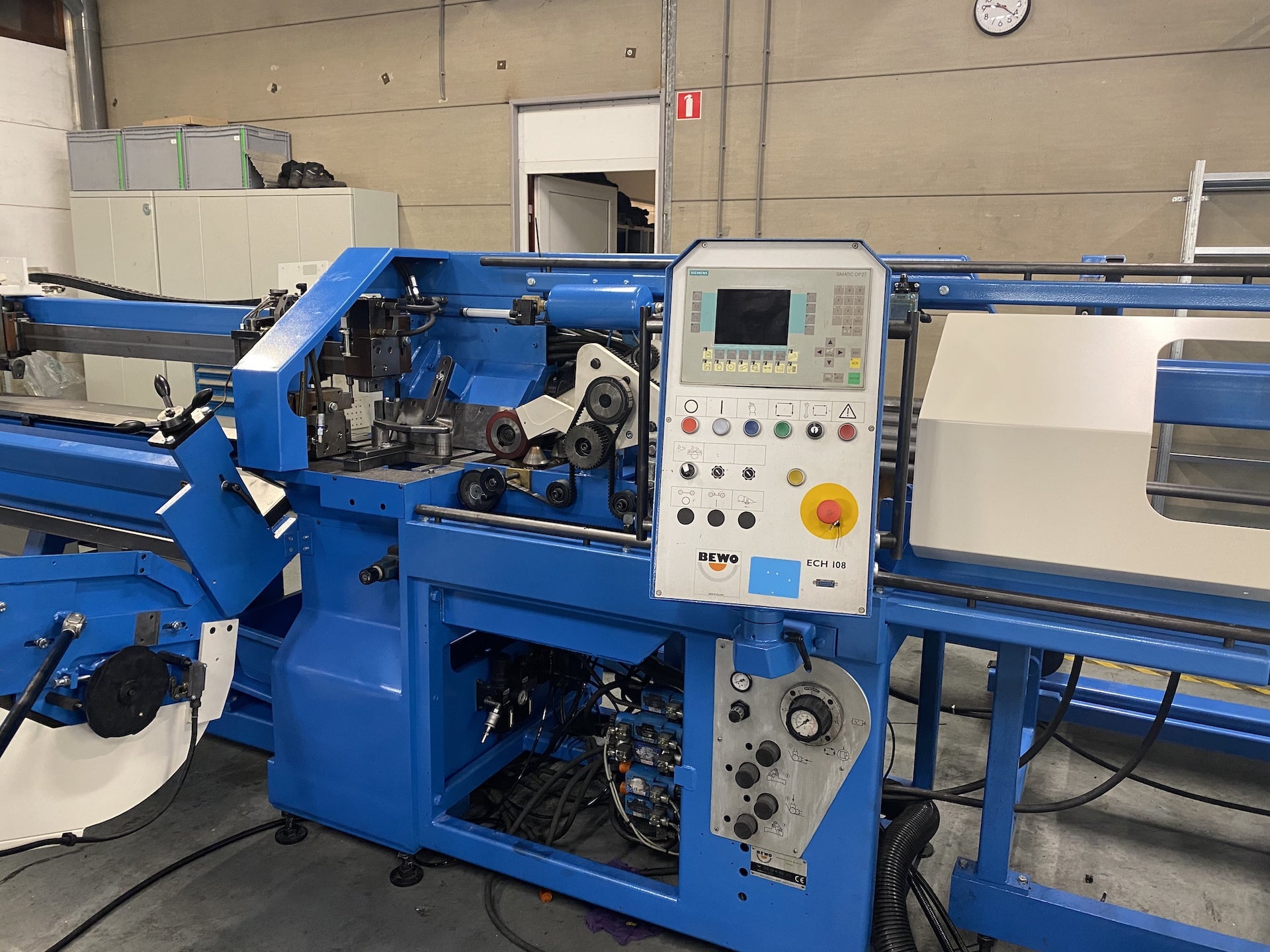 Bewo ECH 108 zaagmachine in een werkplaats, met bedieningspaneel en interne mechanische onderdelen zichtbaar.